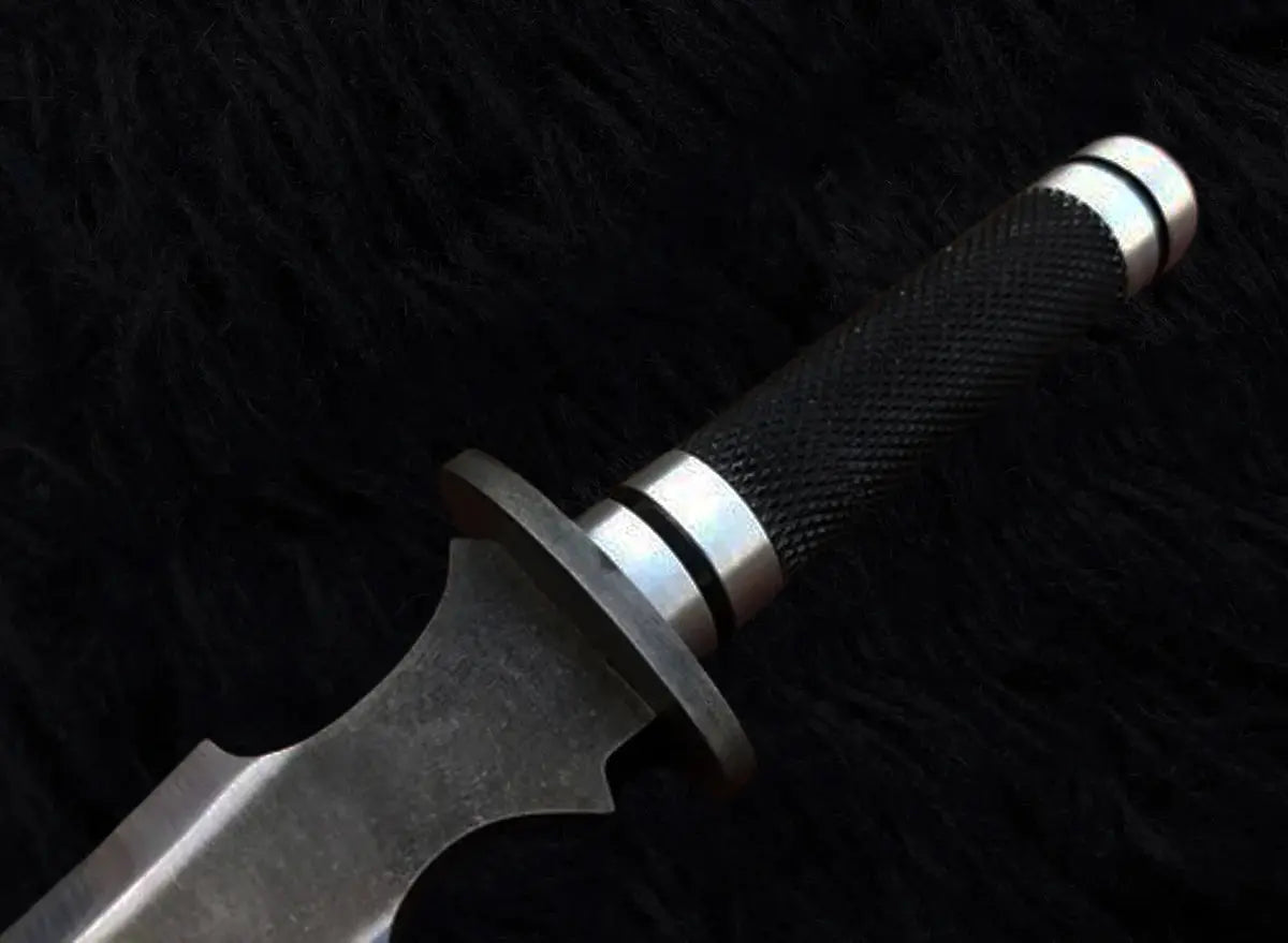Batman: Under the Red Hood Replica Knives with Leather Sheath - Vortex Blades